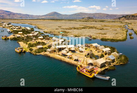 Vue aérienne d'îles flottantes des Uros du Lac Titicaca Banque D'Images