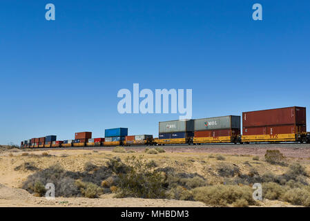 Boîtes conteneurs sur un train de marchandises dans la région de Barstow, Californie Banque D'Images