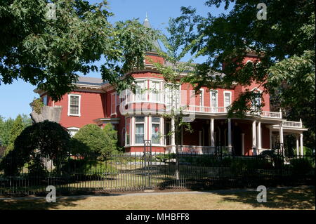 L'auteur Stephen King's home avec un ballon rouge dans une fenêtre, situé à Bangor, Maine Banque D'Images