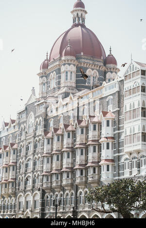 Le Taj Mahal Palace avec vue sur l'eau à Mumbai, Inde Banque D'Images