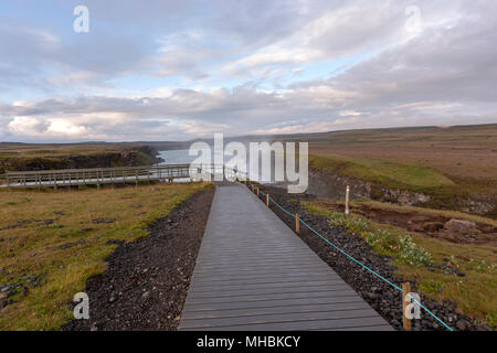 Sentier en bois aux chutes de Gullfoss, cascade situé dans le canyon de la rivière Hvítá dans le sud-ouest de l'Islande. Banque D'Images