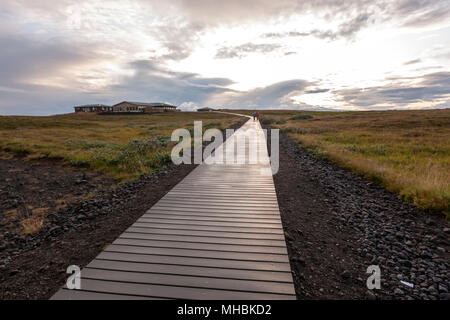 Sentier en bois aux chutes de Gullfoss, cascade situé dans le canyon de la rivière Hvítá dans le sud-ouest de l'Islande. Banque D'Images