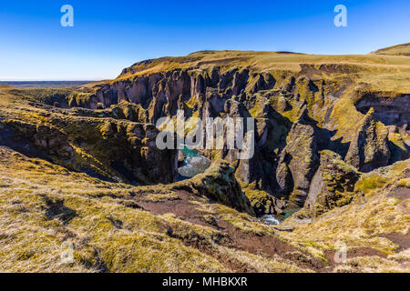 Fjaðrárgljúfur canyon dans le sud-est de l'Islande Banque D'Images