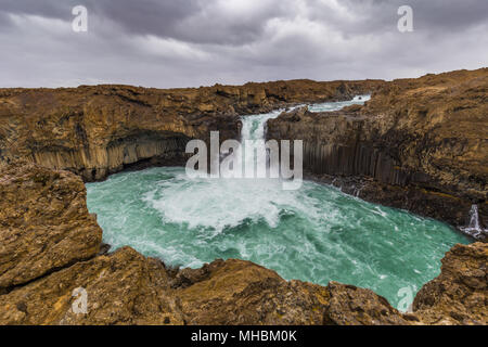 Chute d'Aldeyjarfoss dans les hautes terres d'Islande Banque D'Images