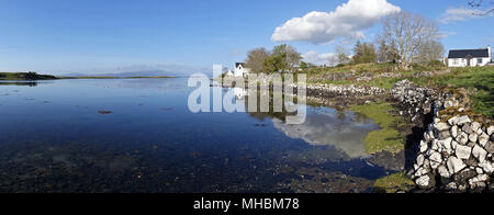 Eaux calmes de l'Ob Bhreacais et côtière holiday cottage (extrême droite), abaisser l'Breakish, Broadford, Isle of Skye, Scotland, UK Banque D'Images