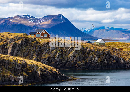 Paysage islandais typique avec des maisons contre les montagnes dans petit village de Stykkisholmur, Islande de l'Ouest Banque D'Images
