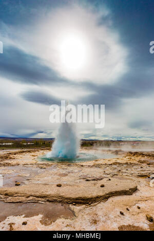 Le Grand Geyser qui éclaterait en printemps, Islande Banque D'Images