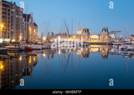 Vue sur port et de la gare d'Ostende en Belgique. Banque D'Images