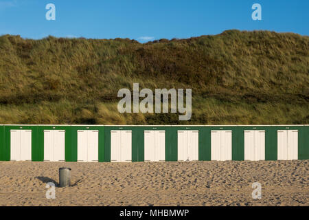 Cabines de plage vert et blanc sur la plage de Domburg, Pays-Bas Banque D'Images