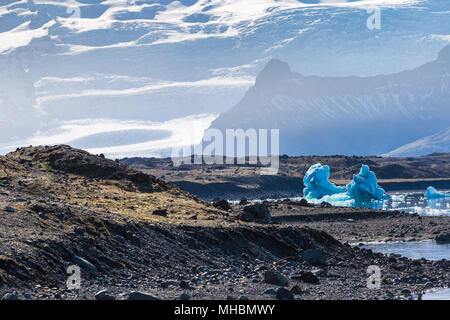 Des icebergs dans la Lagune glaciaire Jokullsarlon, Sud de l'Islande Banque D'Images