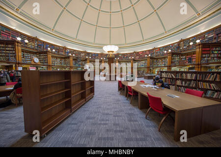 Intérieur de la salle de lecture en Picton Bibliothèque centrale de Liverpool Banque D'Images