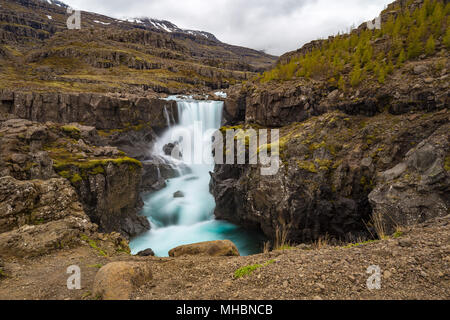 Chute d'Sveinsstekksfoss dans l'Est de l'Islande, Fjords Banque D'Images