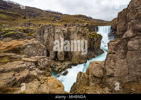 Chute d'Sveinsstekksfoss dans l'Est de l'Islande, Fjords Banque D'Images