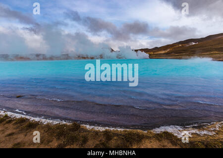 Zone géothermique Hverir aussi appelé Blue Lake Près de Myvatn lake, dans le Nord de l'Islande Banque D'Images