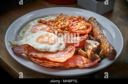 Un petit-déjeuner anglais classique sur une plaque blanche Banque D'Images