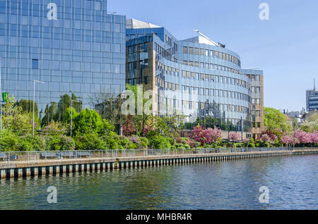 En raison de la façade des bâtiments de Skandia Insurance Company sur les rives de la Spree à Berlin avec arbres en fleurs au printemps Banque D'Images