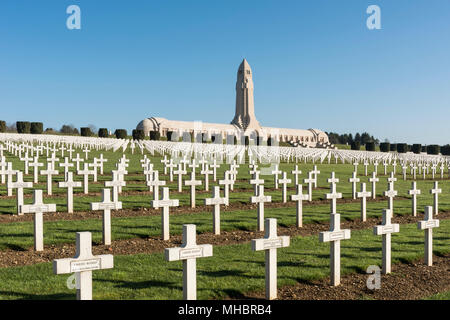 Cimetière militaire national des soldats tombés pendant la Première Guerre mondiale, Douaumont charnier, Verdun, France Banque D'Images