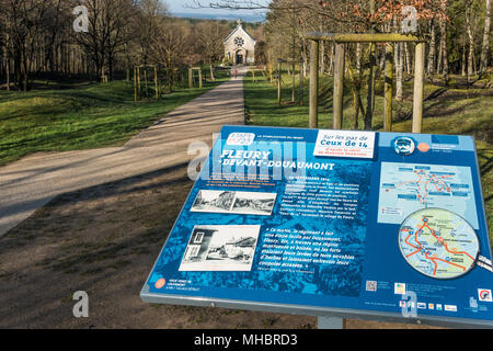 L'emplacement de l'village détruit Fleury-devant-Douaumont, de l'information, à l'arrière memorial chapel, champ de bataille de Verdun Banque D'Images