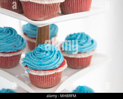 Fresh delicious cupcakes avec de la crème sur le dessus bleu Banque D'Images