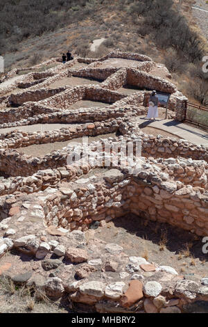 Tuzigoot National Monument en ruines. Tuzigoot National Monument conserve un pueblo ruine sur le sommet d'une crête de grès et de calcaire. Banque D'Images