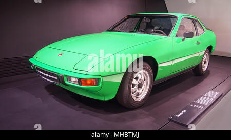 STUTTGART, ALLEMAGNE, LE 7 AVRIL 2017 : Green 1976 Porsche 924 dans le musée Porsche Banque D'Images