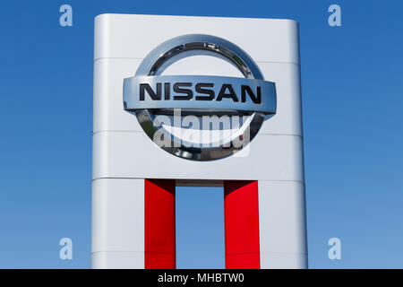 Lafayette - Circa Avril 2018 : Logo et la signalisation d'une voiture Nissan SUV et concessionnaire. Nissan fait partie de l'Alliance RENAULT-NISSAN I Banque D'Images