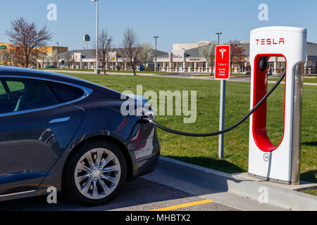 Lafayette - Circa Avril 2018 : Tesla Supercharger. Le Supercharger dispose de recharge rapide de la Model S et le modèle X véhicules électriques II Banque D'Images