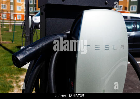 Lafayette - Circa Avril 2018 : Tesla Supercharger. Le Supercharger dispose de recharge rapide de la Model S et le modèle X véhicules électriques III Banque D'Images