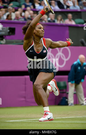 Serena Williams, médaillée d'or dans le tennis féminin, qui se font concurrence sur les Jeux Olympiques de Londres de 2012 tenue à l'All England Cub à Wimbledon. Banque D'Images