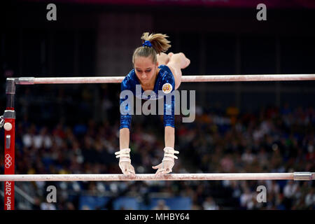 Victoria Komova de Russie effectue sur les barres parallèles inégale au cours de la femme est tout autour de la gymnastique, de la concurrence dans laquelle elle a remporté la médaille d'argent. Banque D'Images