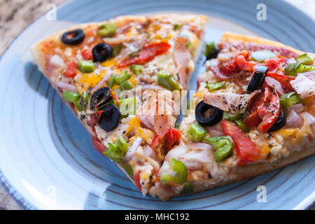 Préparer une pizza. Main du cuisinier arrose les olives. Style américain, la cuisson dans un plat allant au four Banque D'Images