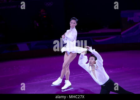 Le patinage en couple médaillés d'Xue Shen et Hongbo Zhao, de Chine, d'effectuer dans le cadre d'une exposition au Pacific Coliseum, le samedi 27 février, 2010 pour conclure la compétition de patinage artistique aux Jeux Olympiques de Vancouver Banque D'Images