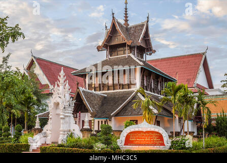 Bâtiment de la bibliothèque de manuscrits bouddhiques et de musée à l'intérieur Wat Chedi Luang, Chiang Mai, Thaïlande Banque D'Images