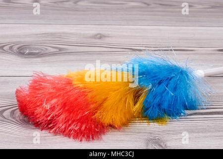 Fluffy duster brosse sur fond de bois. Banque D'Images