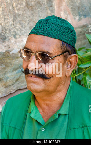 KUMBHALGARH, INDE - Le 21 novembre 2016 : l'homme musulman indien avec moustache, portant des lunettes noires près de Fort de Kumbhalgarh Palace au Rajasthan. Banque D'Images