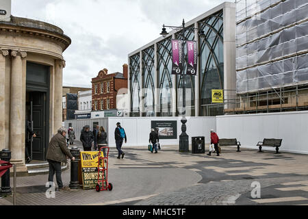 Scène de rue. John Lewis department store development à Cheltenham High Street Banque D'Images