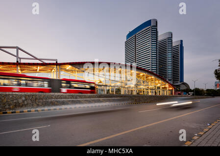 L'Rawalpindi-Islamabad Metrobus est un 24 km (14,9 mi) système de transport rapide par autobus qui dessert les villes jumelles de Rawalpindi et Islamabad au Pakistan. Banque D'Images