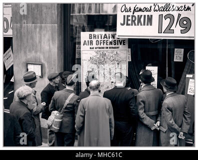 Un aviateur britannique fait partie d'un groupe de civils entassés autour de la fenêtre d'une boutique à Holborn, Londres, à consulter une carte illustrant le fonctionnement de la RAF est frappant au cours de l'Allemagne 1940 Banque D'Images