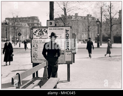 Élections PARIS 1936 Les affiches électorales du parti communiste français à Paris en 1936. Élections législatives françaises de 1936 avec notamment des affiches de rue Adolf Hitler. Par l'Allemagne belliciste pousse le gouvernement à augmenter la durée de la législature de 2 ans. Banque D'Images