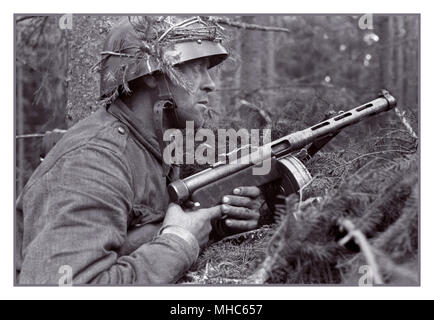 Fantassin finlandais, avec son K31 Suomi sous-machine gun la lutte contre l'invasion russe. La Guerre de continuation d'un conflit se sont battus par co-belligérants de la Finlande et de l'Allemagne nazie contre l'Union soviétique (URSS) de 1941 à 1944 durant la Seconde Guerre mondiale . Dans l'historiographie russe, la guerre s'appelle le Front Soviétique-finlandais de la Grande guerre patriotique. Banque D'Images