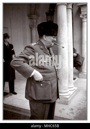 1945 Palais de Livadia Winston Churchill fumer son cigare signature toujours présente à l'entrée du Palais de Livadia durant la Conférence de Yalta en 1945. Le Premier ministre britannique Winston Churchill (1874-1965) à l'entrée du Palais de Livadia durant la Conférence de Yalta des dirigeants des pays de la coalition anti-hitlérienne. Banque D'Images