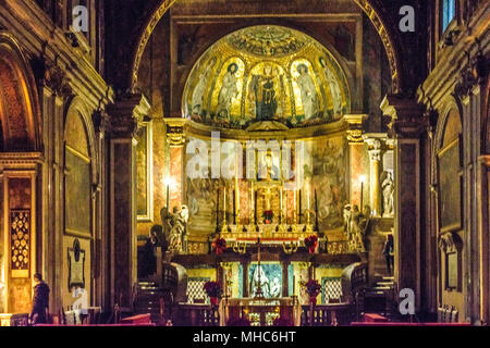 ROME, ITALIE, Décembre - 2017 - vue de l'intérieur de la nef principale et l'abside de Santa Francesca Romana la basilique à Rome, Italie Ville Banque D'Images