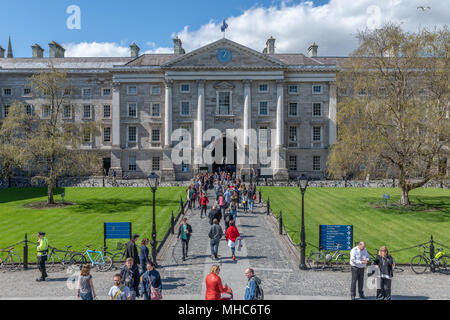 De monde Place du Parlement de Trinity College de Dublin, sous le soleil d'été Banque D'Images