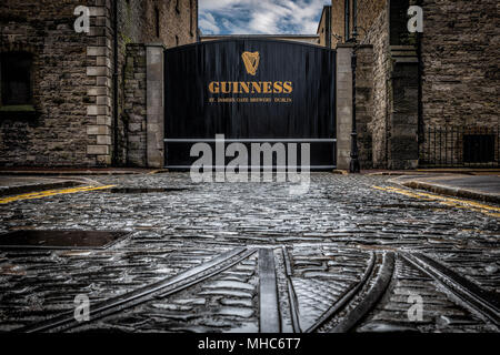 Ancienne porte de Guinness St James Gate Brewery avec réflexion dans la flaque. Banque D'Images