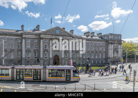 Le tramway Luas passe devant Trinity College Dublin à College Green, Dublin , Irlande Banque D'Images