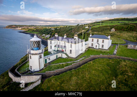 Phare de point noir sur la côte sauvage du comté d'Antrim, en Irlande du Nord Banque D'Images