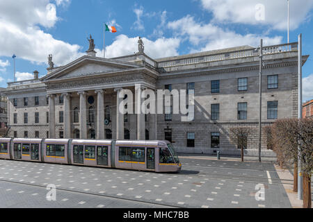 Tramway Luas passe devant le GPO sur une case vide O'Connell Street, Dublin, Irlande Banque D'Images