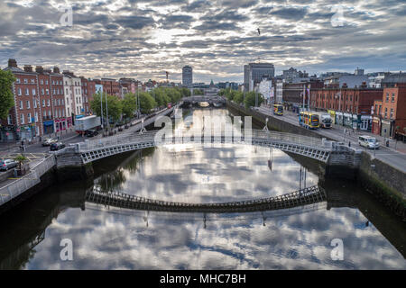 Ha'penny Bridge Dublin Liffey du passage à niveau. Banque D'Images