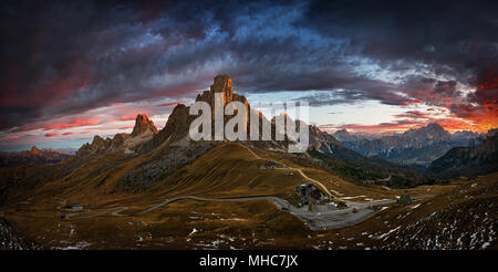 Le Giau Pass est un col de montagne dans les Dolomites dans la province de Belluno en Italie. Elle relie Cortina d'Ampezzo avec Colle Santa Lucia. Banque D'Images