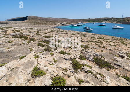 Panorama haute résolution sur les eaux bleues de la plage de Santa Maria à Santa Marija Bay, une grande baie tranquille sur la petite maison de vacances île de C Banque D'Images